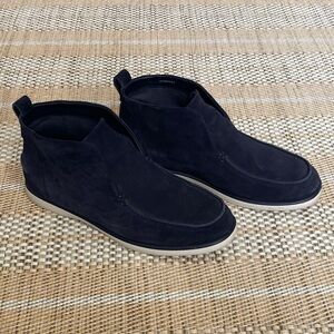 Vince Men's Carlton Dark Blue Suede Chukka Boots